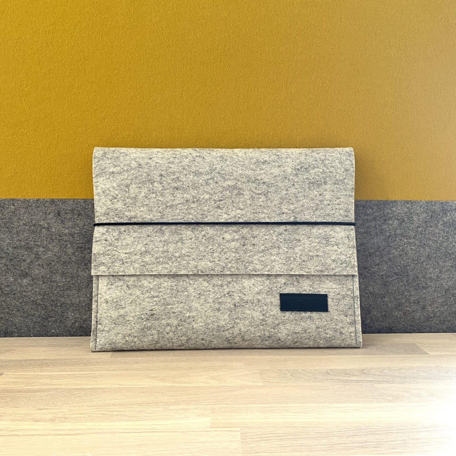 fryskfilt_tabletsleeve_ipadsleeve_skylge_wolvilt_vilt_handgemaakt_exclusief_01 Tablet sleeve/organiser 'SKYLGE' - Afbeelding 1
