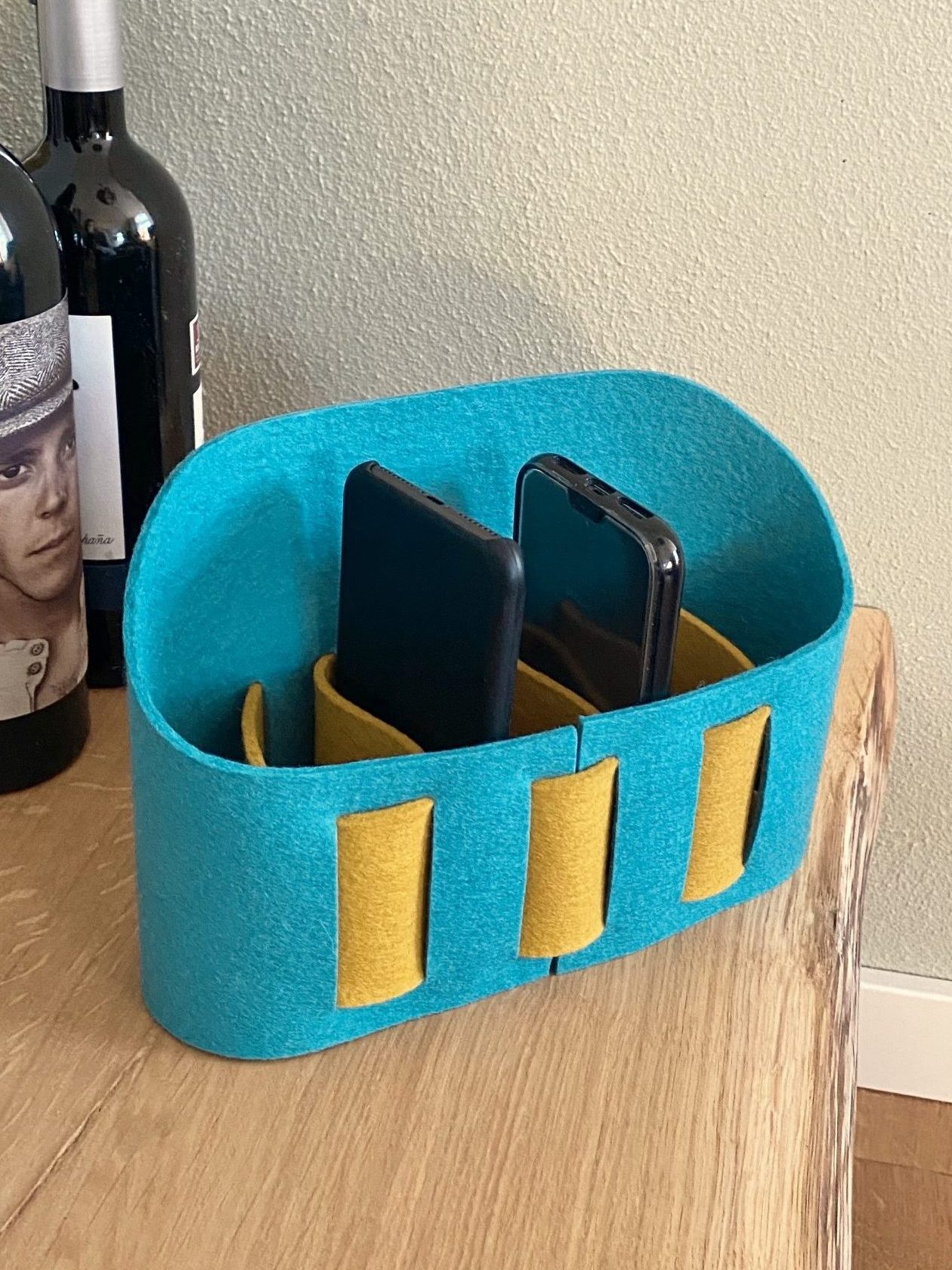 fryskfilt_famylje_telefoonorganiser_aquablauw_zwart_okergeel_jomo_vilt_telefoonopberger_02 telefoon-organiser FAMYLJE - Afbeelding 1