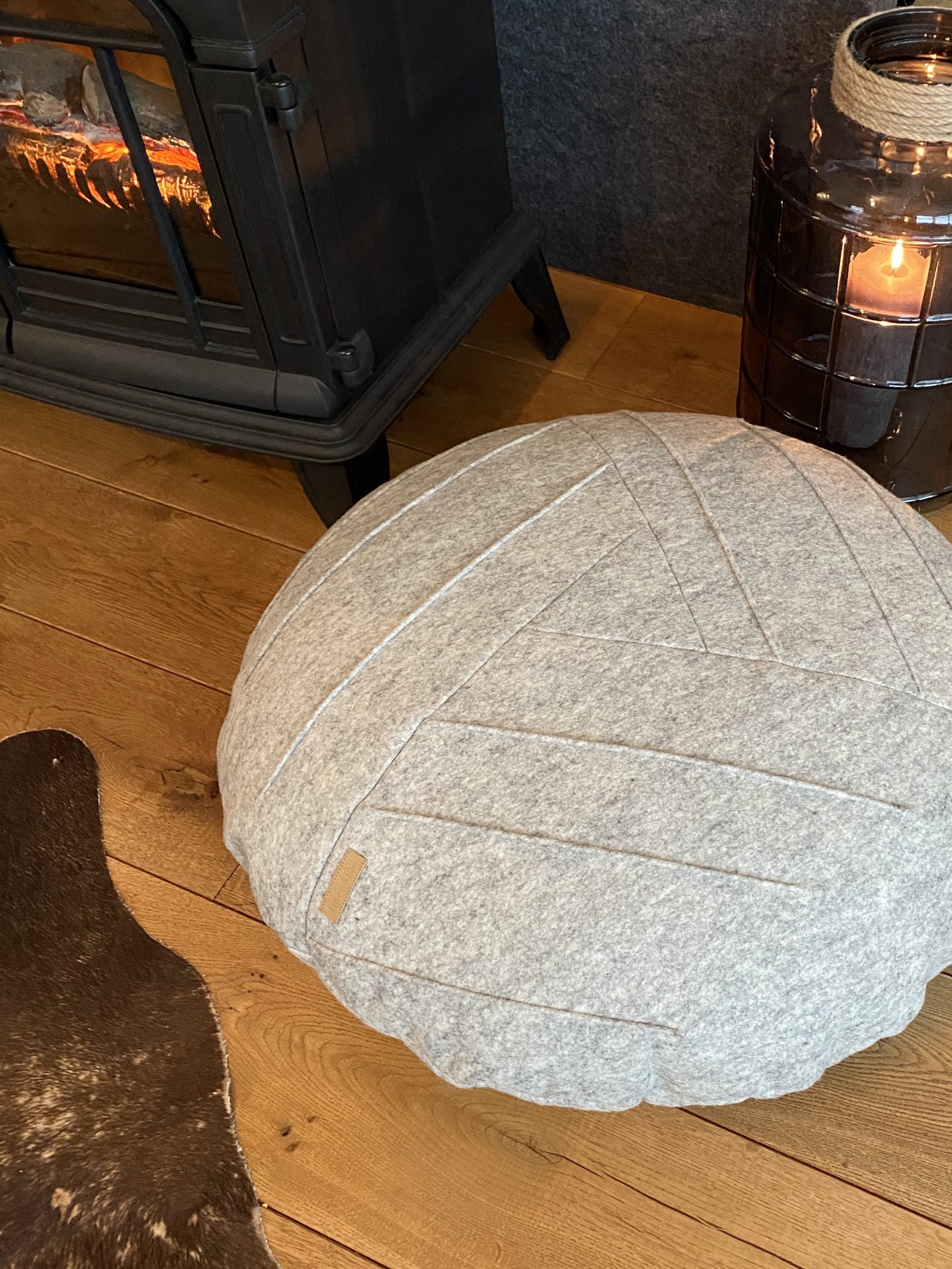 fryskfilt_poef_husk_wolvilt_wol_vilt_ronde_grijs_exclusief_dutchdesign_01 Poef HÚSK - Afbeelding 1