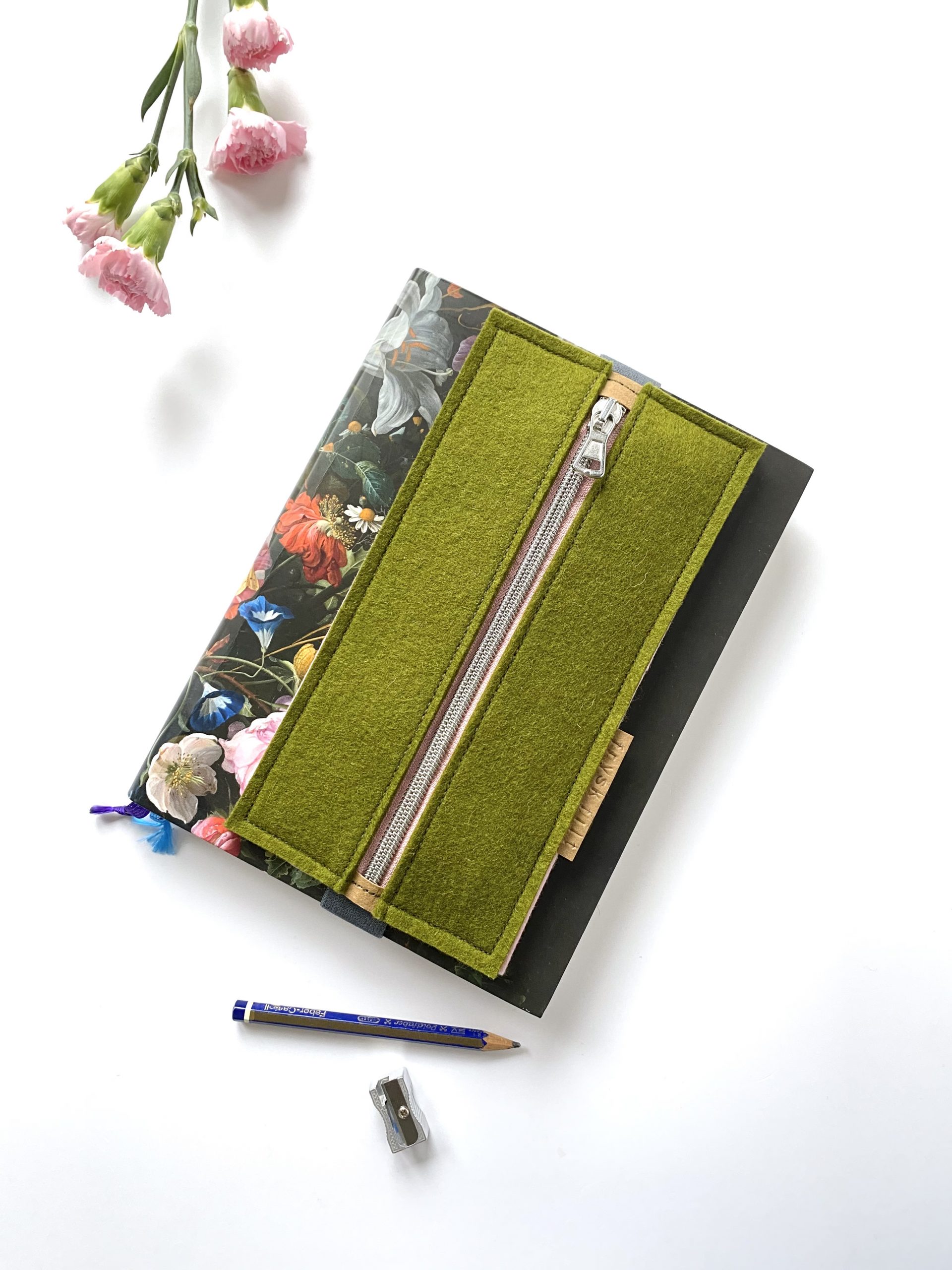 fryskfilt_skrift_etui_bulletjournal_dagboek_pennenetui_plat_wolvilt_03 Pennenetui met elastiek SKRIFT - Afbeelding 1